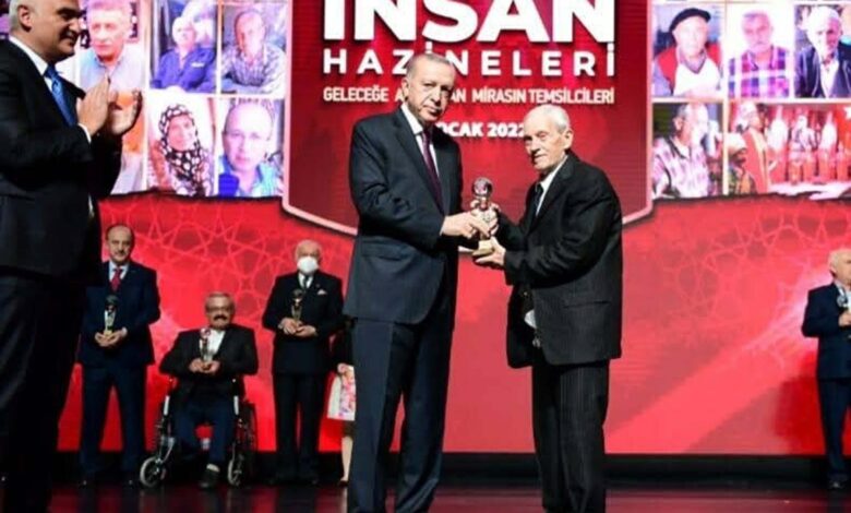 İzmir’in Bergama ilçesinde, karabatak dericilik